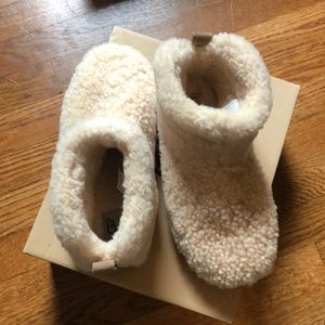 Ugh Slippers - Like New; Size 8